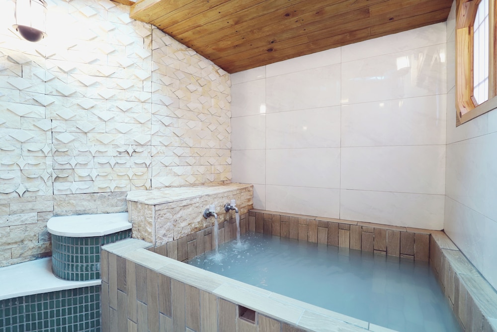 Phoenix Pavilion Hot Spring Hotel 56/65