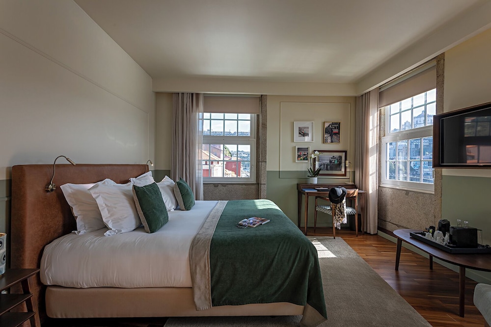 Room, Double or Twin Bed, Plaza View