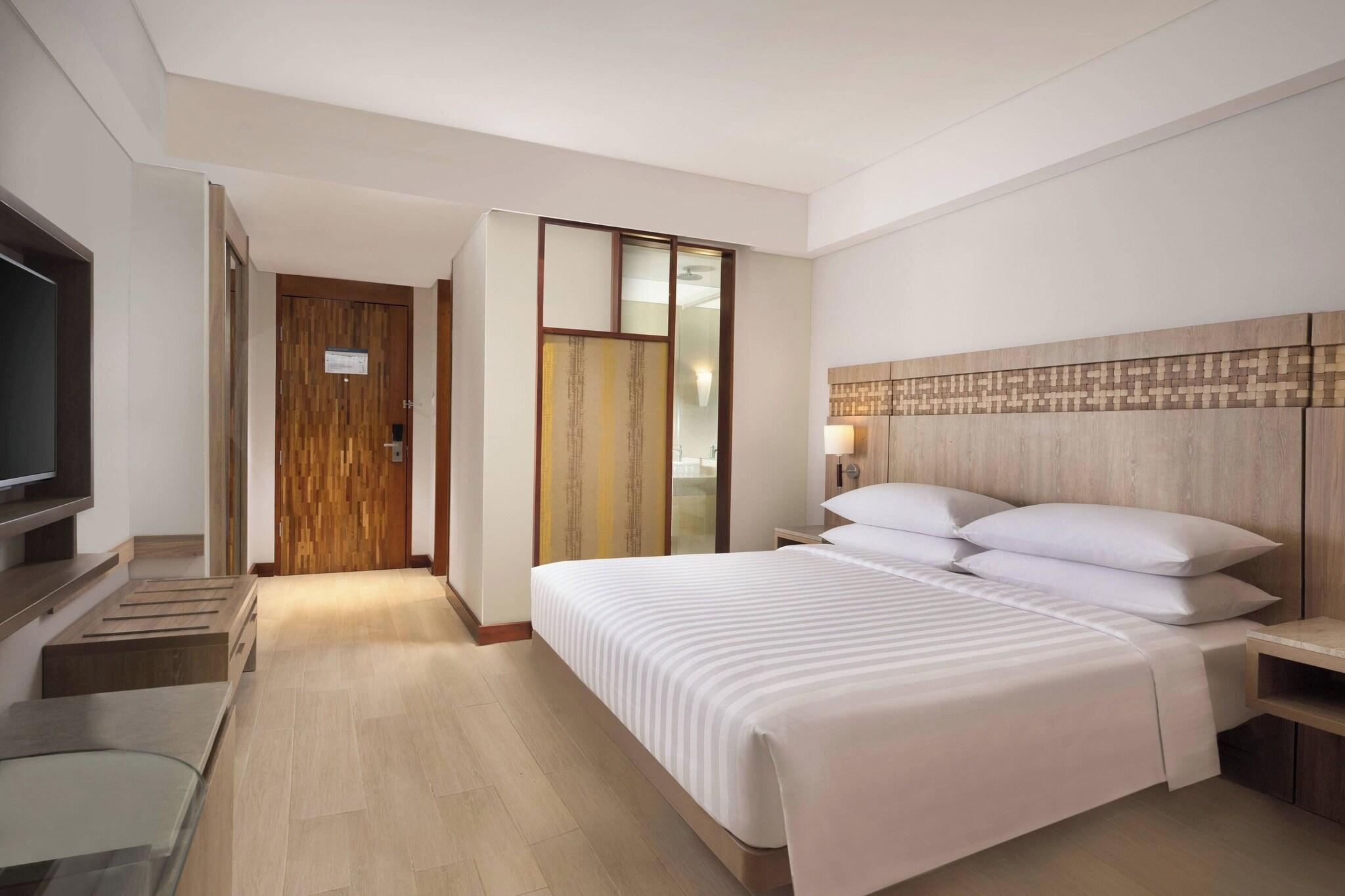 Room, King Bed, Pool View