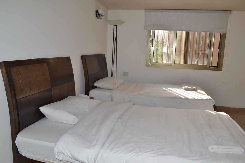 SILVER APARTMENTS 12/28