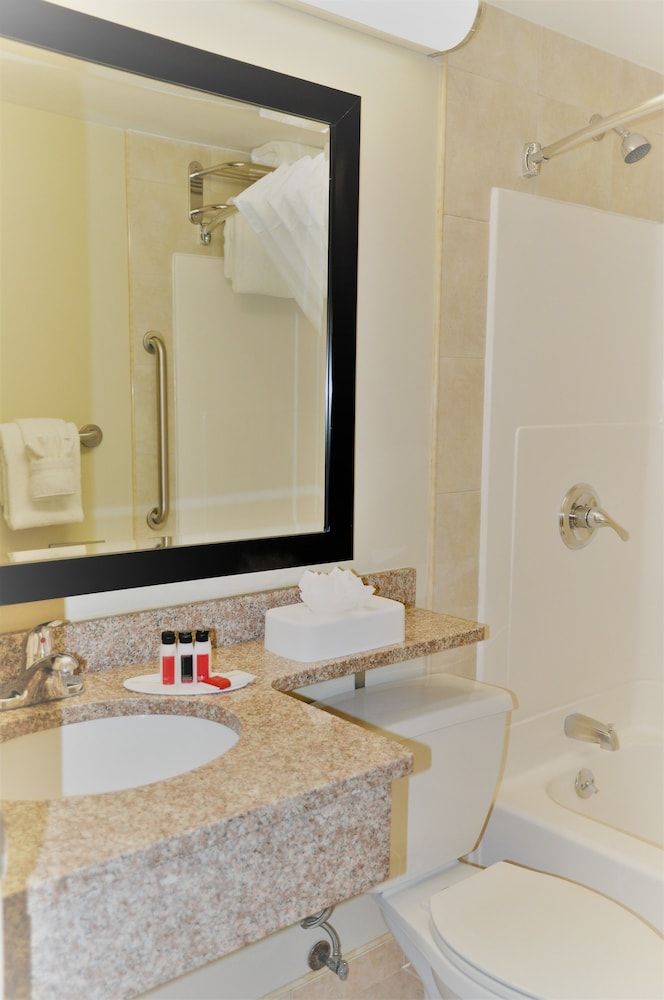 Ramada By Wyndham Staten Island 13/38