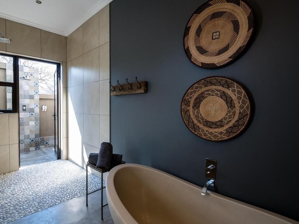 Safari Moon Luxury Bush Lodge 2/50