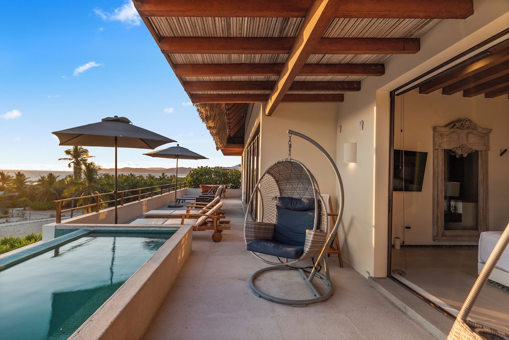 Marea Beachfront Villas 21/50