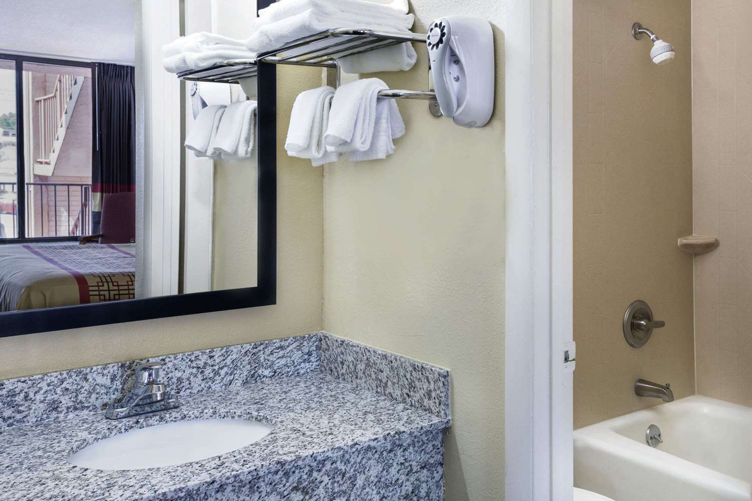 Days Inn by Wyndham Columbus-North Fort Moore 25/25
