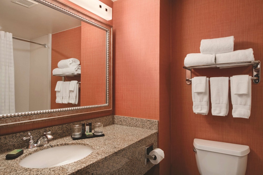 Embassy Suites by Hilton Hampton Convention Center 12/46