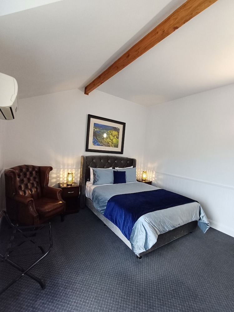 Room, Balcony