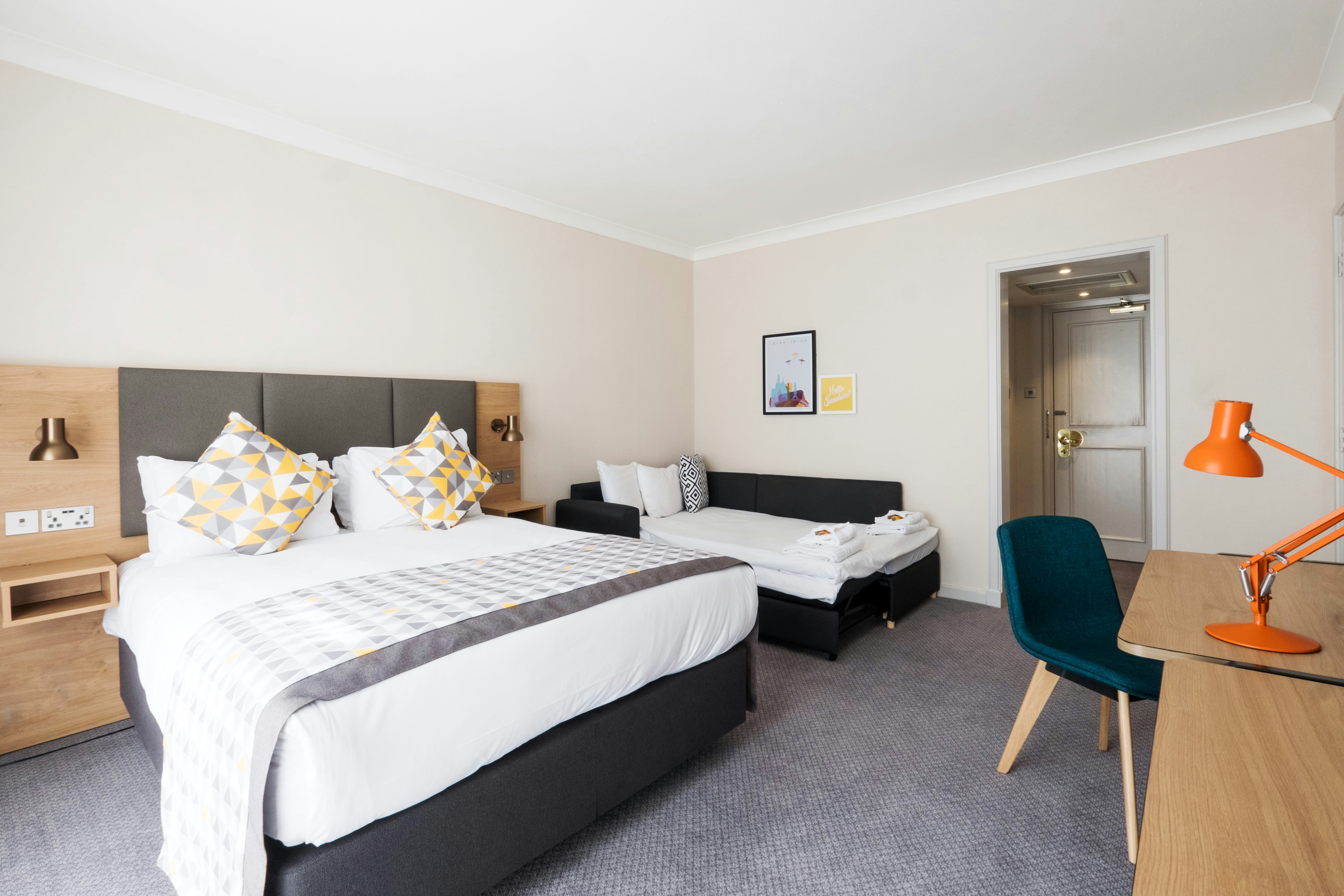 Holiday Inn Farnborough by IHG 26/74