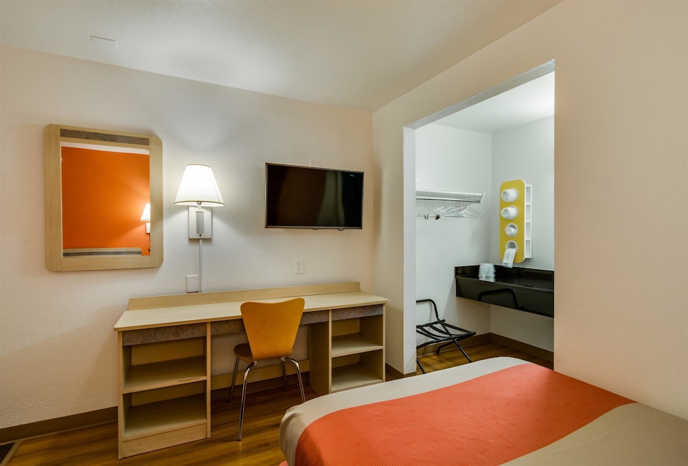 Motel6 Schiller Park, IL - Chicago O'Hare 32/48