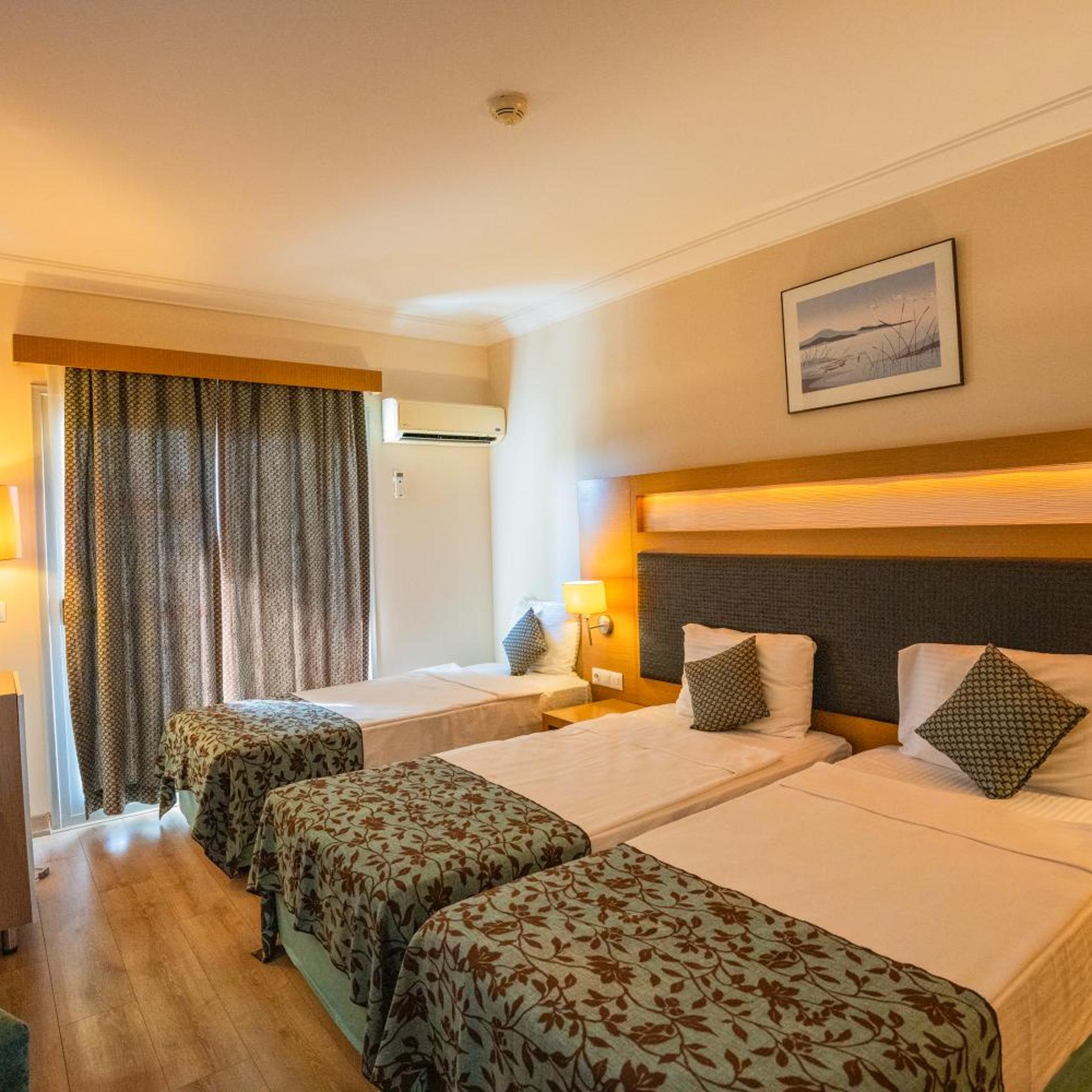 Room, Triple, Marbel Hotel 4/10