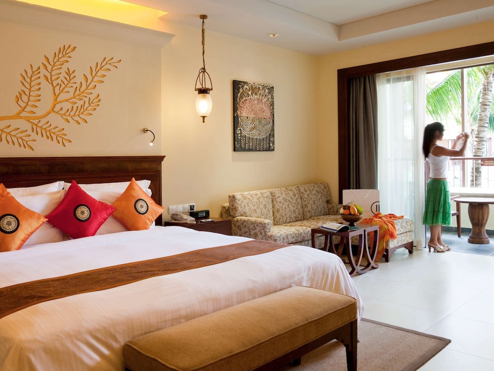 DELUXE, KING BED, POOL VIEW