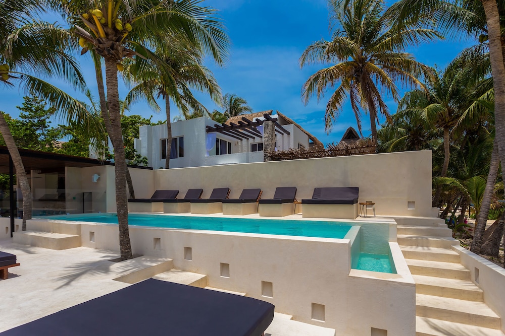 Lotus Beach Hotel 46/49