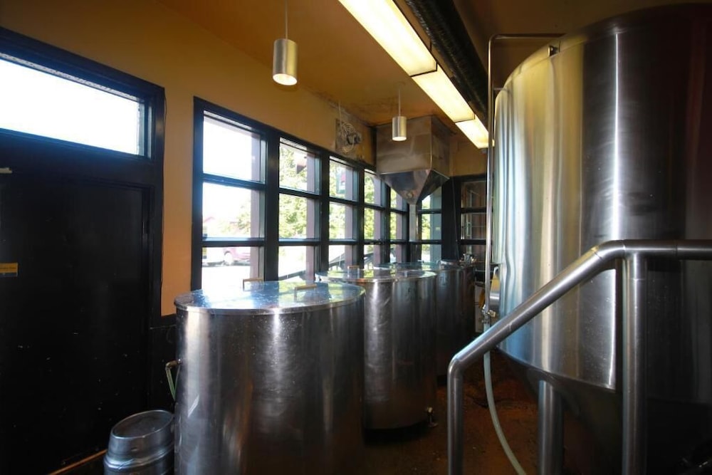 Spinnakers Brew Pub Guest Houses 32/58