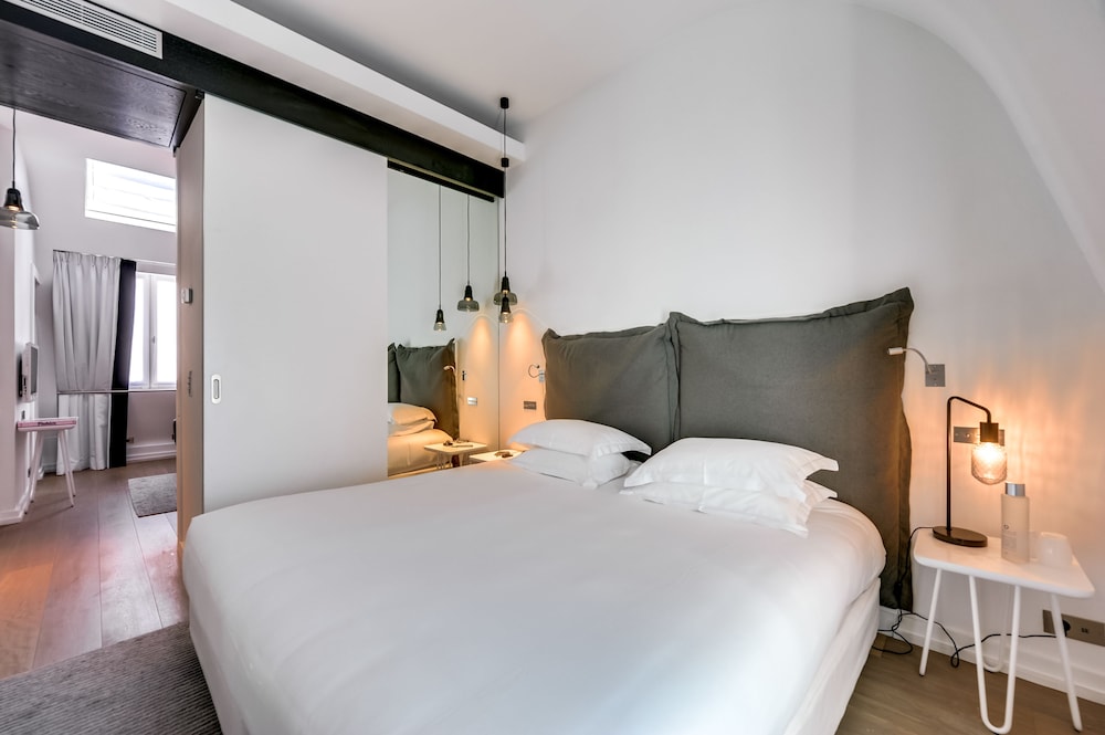 SUITE, KING BED
