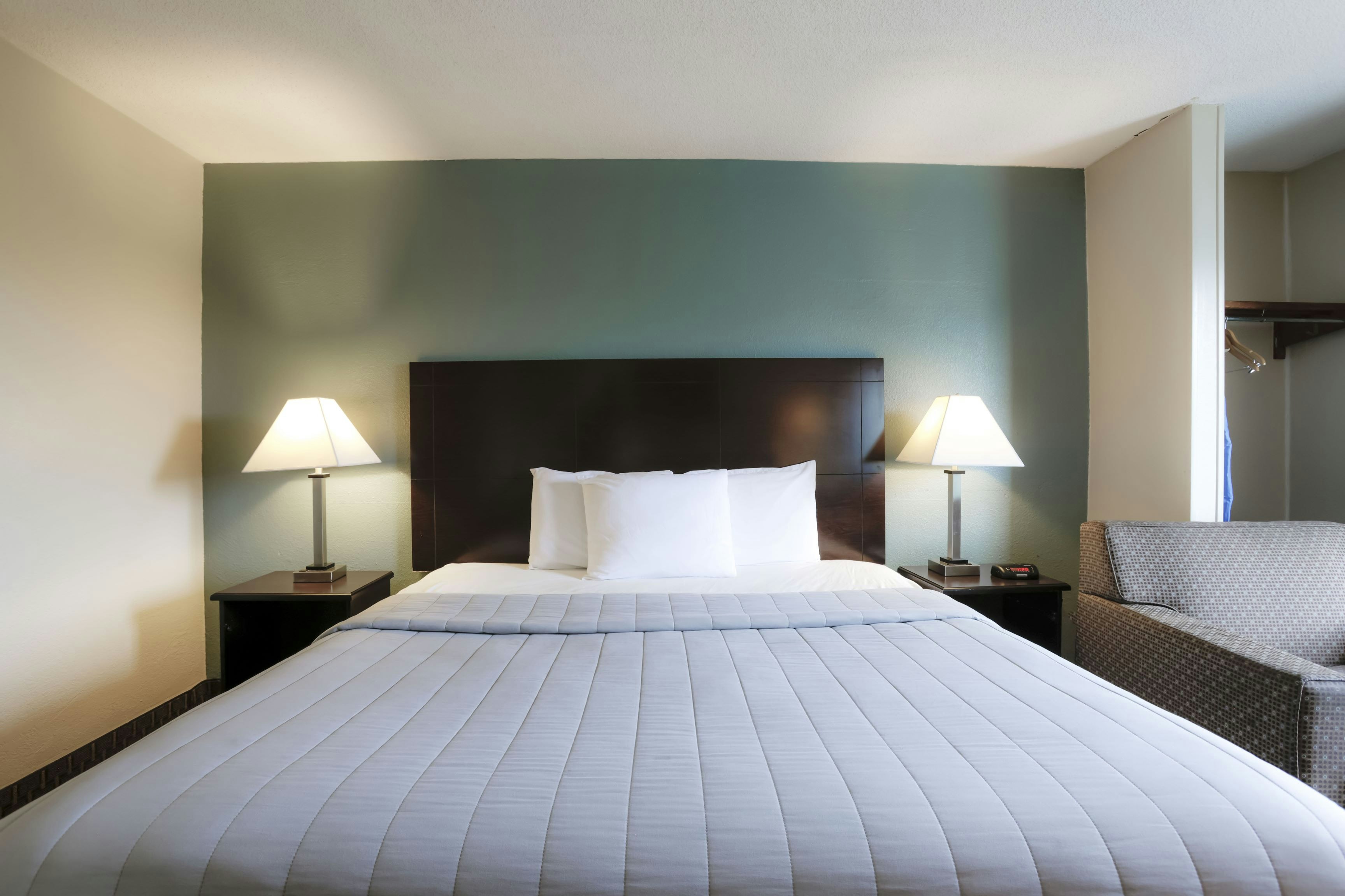 Copley Inn & Suites By OYO Akron OH 44/74