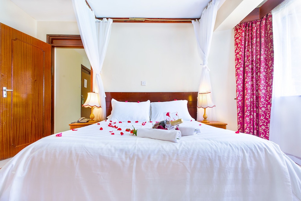 SUPERIOR, QUEEN BED, POOL VIEW