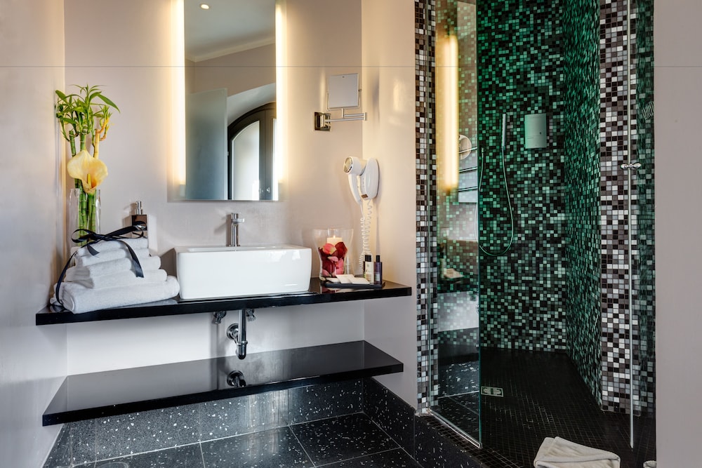 Dharma Luxury Hotel & Spa 65/70