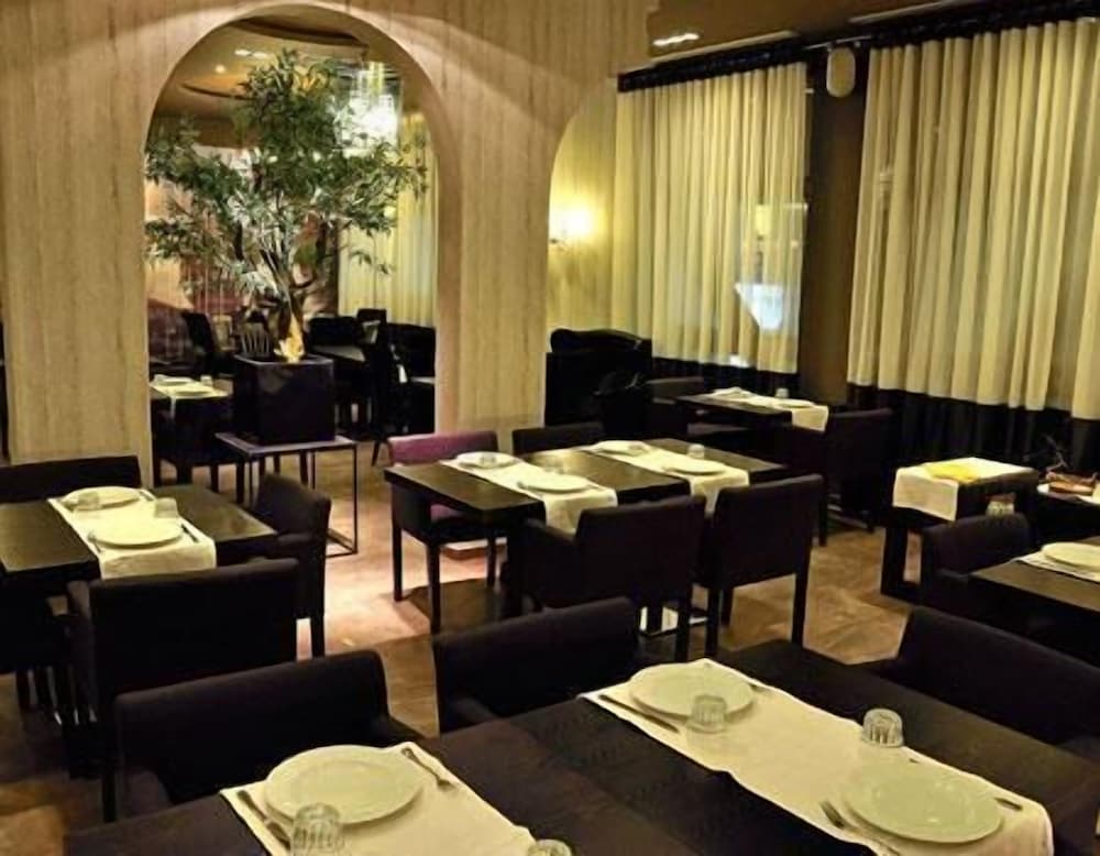 Gallery Art Hotel 61/68