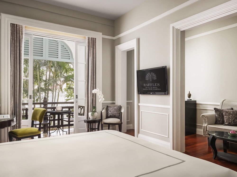 Colonial, Suite, King Bed 7/10