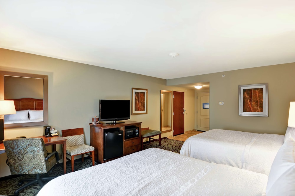 Hampton Inn and Suites New Hartford 20/64