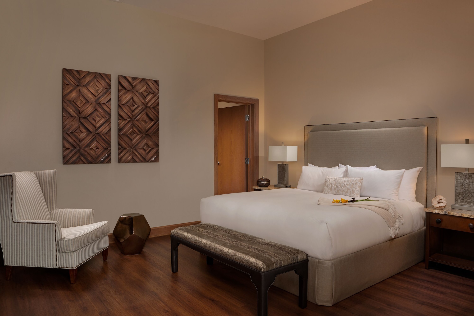 Master, Lodge, Suite, King Bed