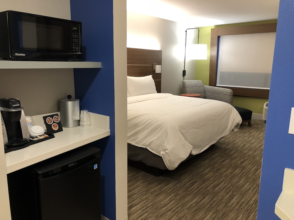 Holiday Inn Express Suites Racine 36/63