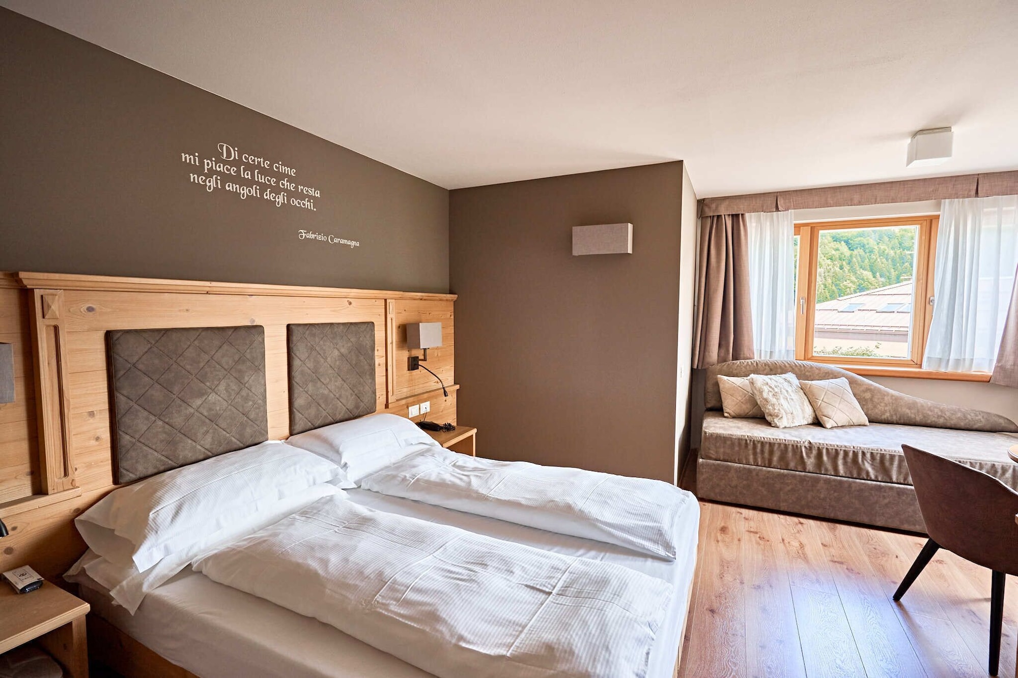 SUPERIOR, 1 QUEEN AND 1 SINGLE BED