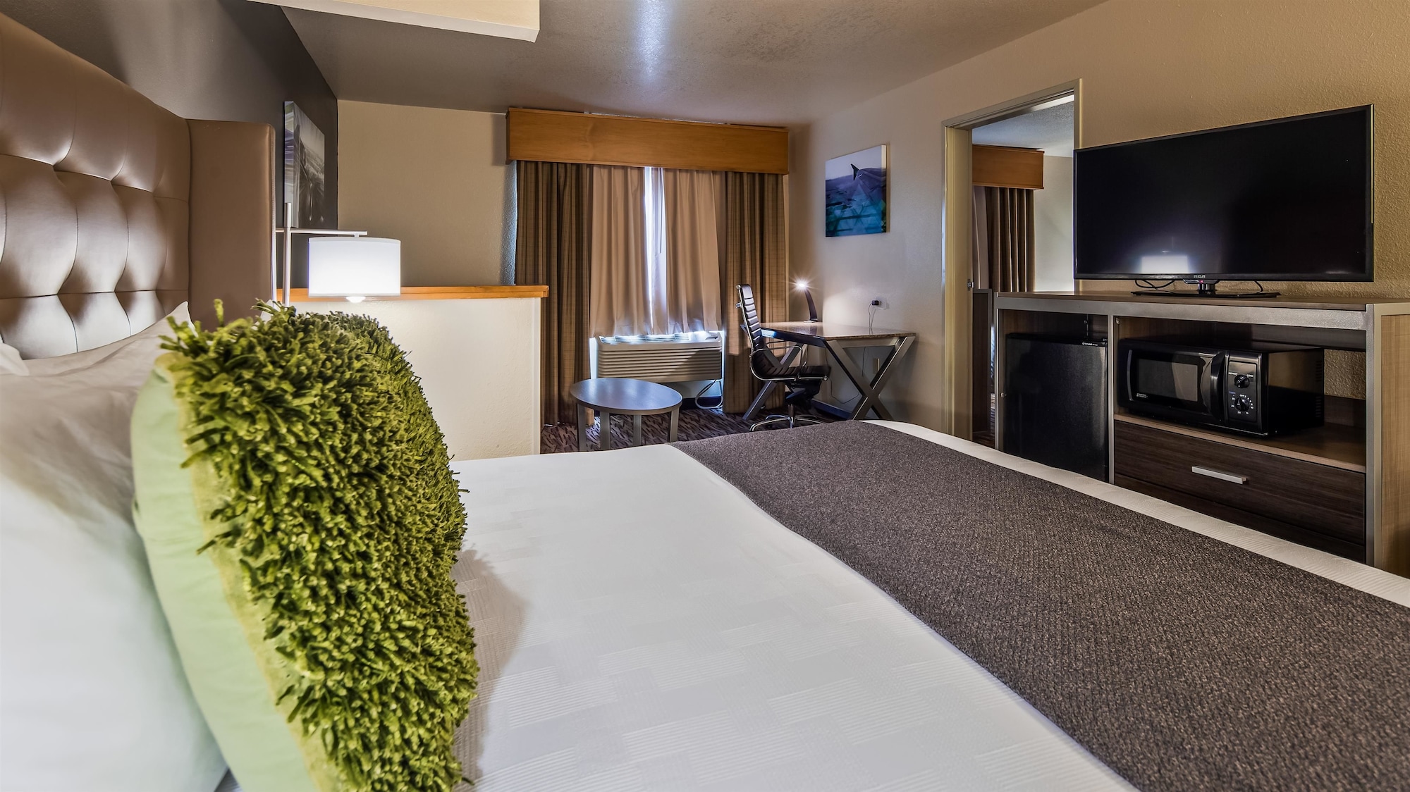 غرفة قياسية بسرير كينج، Best Western Plus Peppertree Airport Inn 6/10