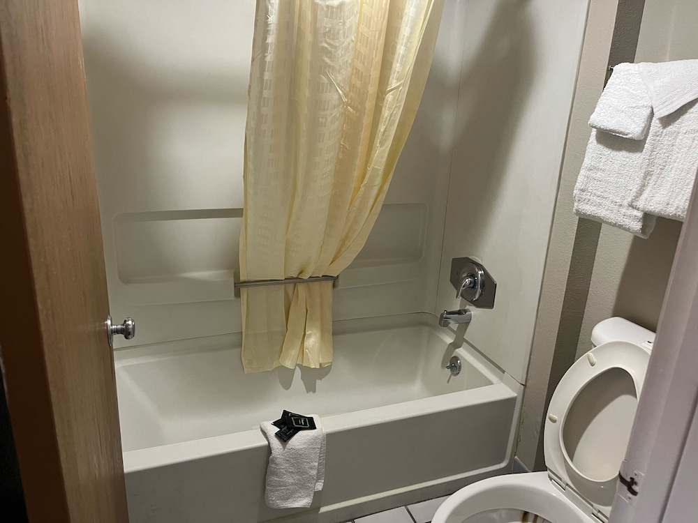 Hallmark Inn and Suites 30/30