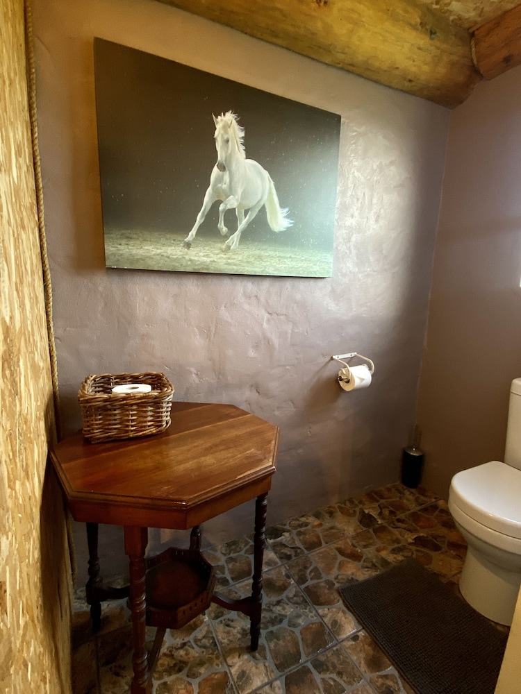 T'niqua Stable Inn 49/50