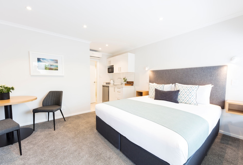 STUDIO, KING BED