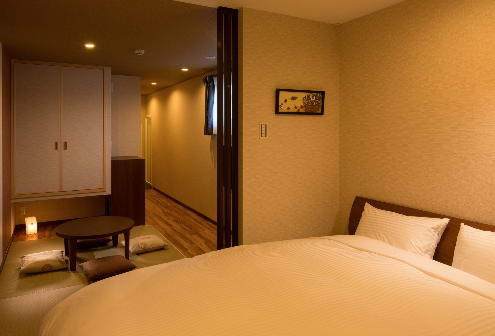 JAPANESE WESTERN, QUEEN BED, BALCONY