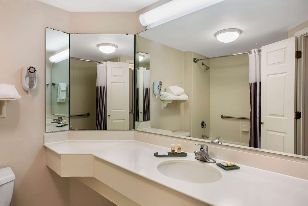 La Quinta Inn & Suites by Wyndham Greensboro NC 16/55
