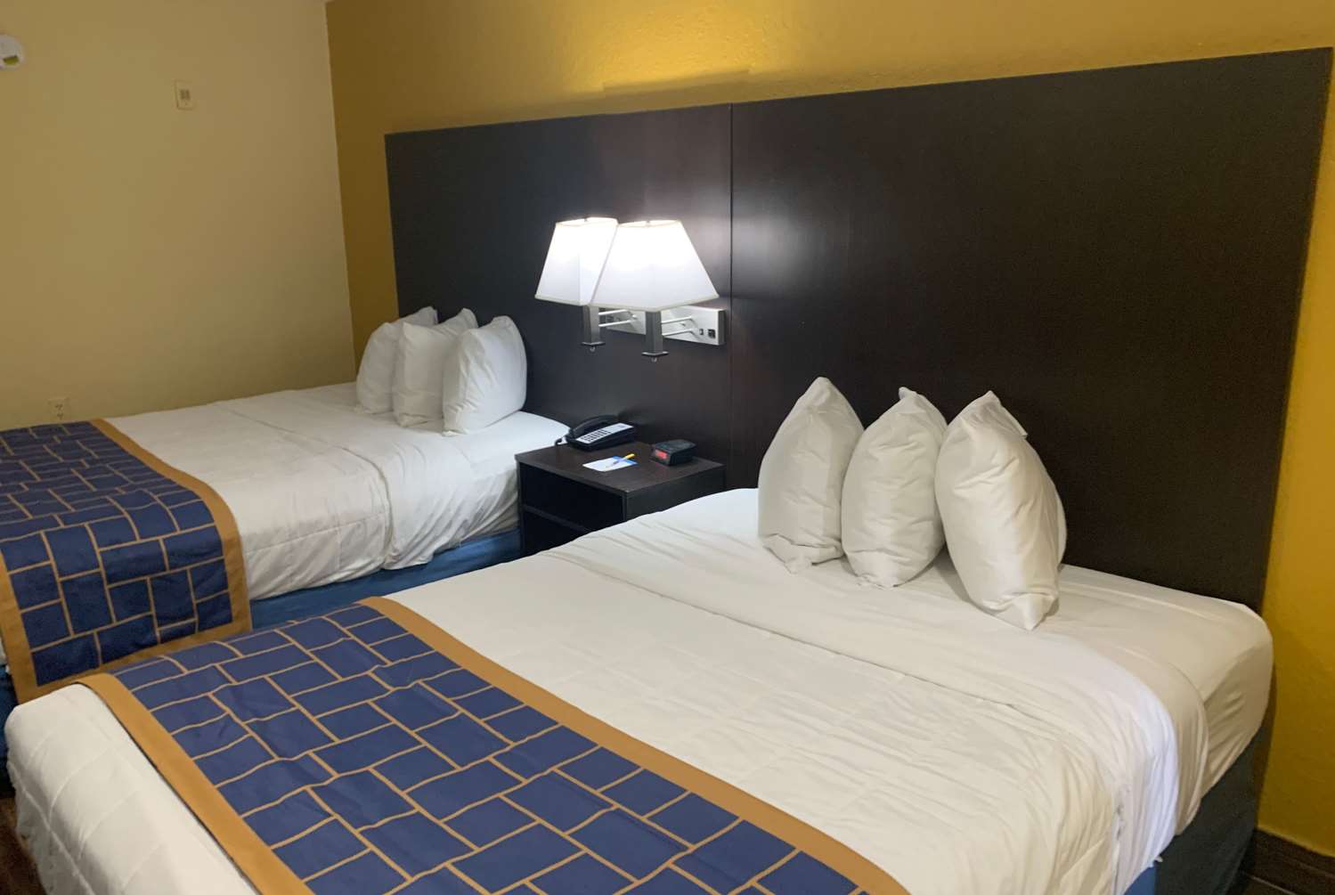 Days Inn And Suites By Wyndham Tampa Raymond James Stadium 27/51