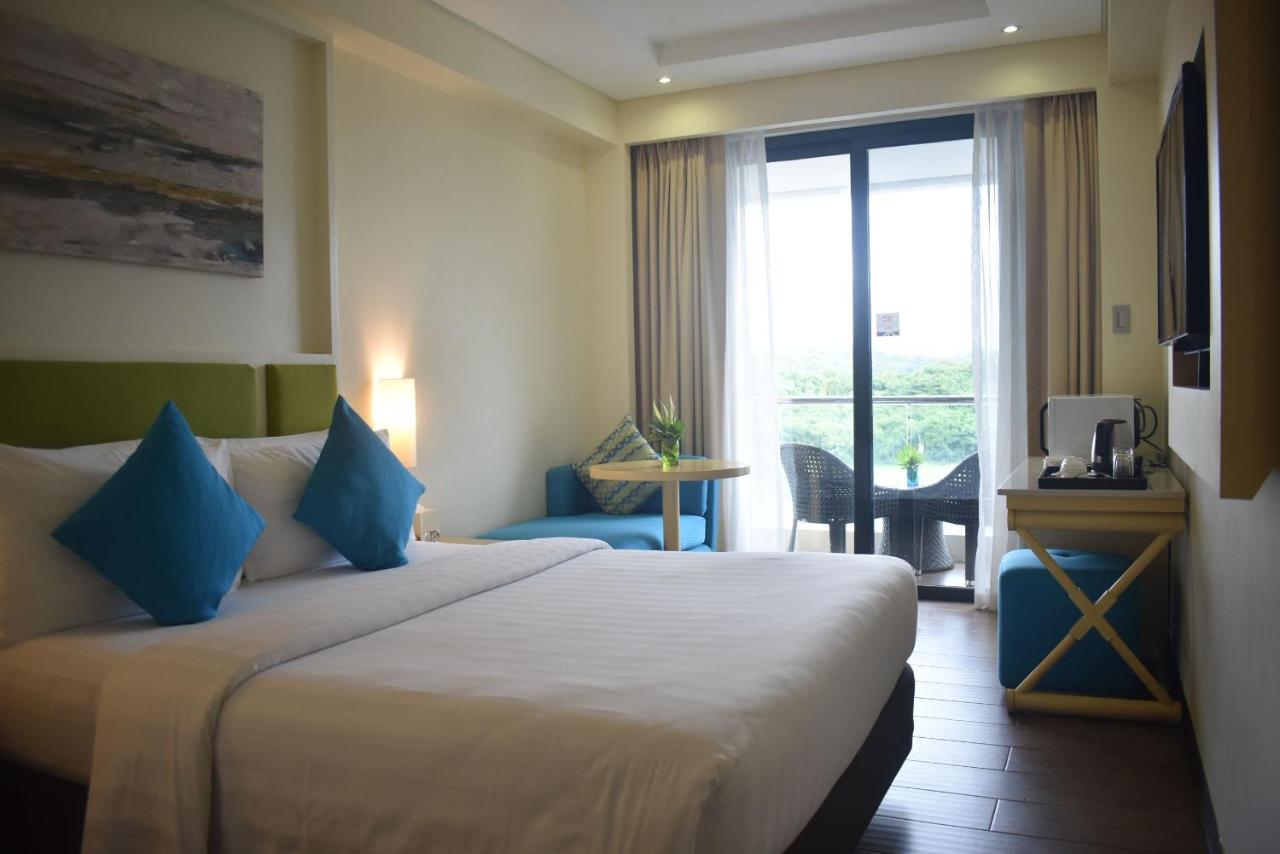 MCollection - Poolside Escape Near Boracay's Iconic Keyhole 9/41
