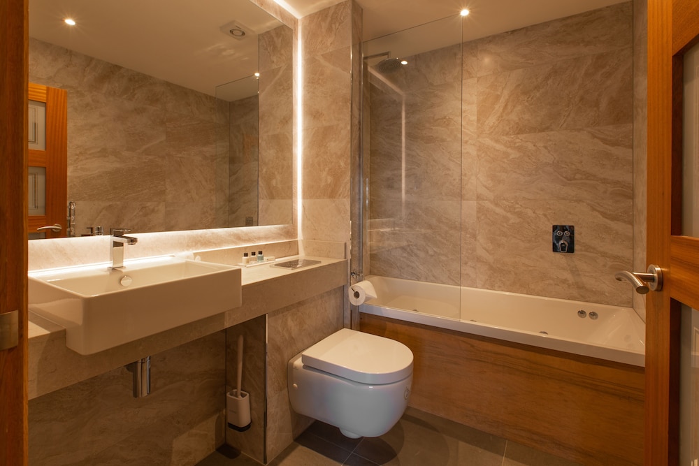 LUXURY, SUITE