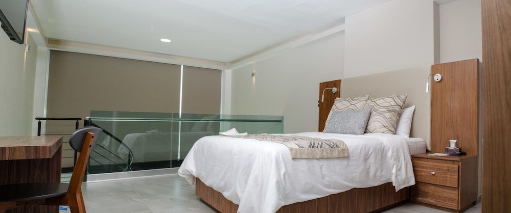 J. Towers Hotel Suites 24/68
