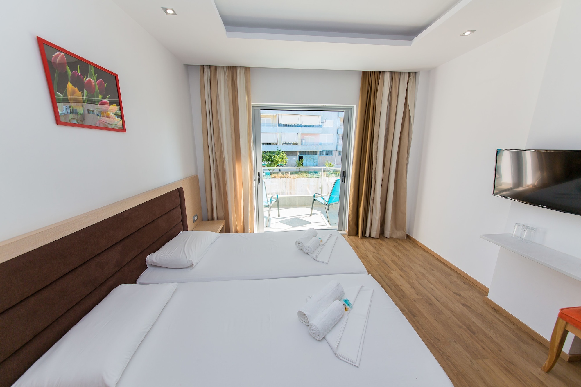 ROOM, TRIPLE, 1 QUEEN AND 1 SINGLE BED, BALCONY