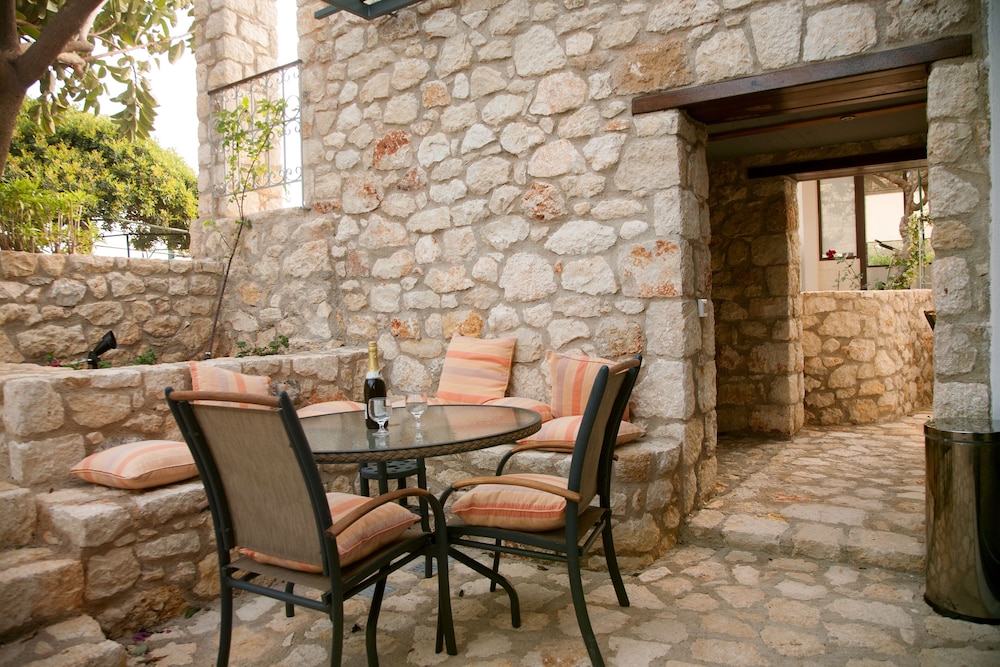 Artemis Village Apartments &amp; Studios 27/50