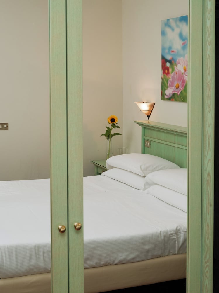 ROOM, DOUBLE OR TWIN BED