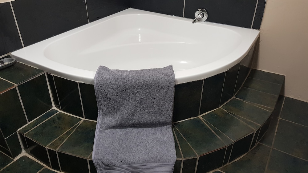 Six Valk Avenue Self Catering Guest House 49/50