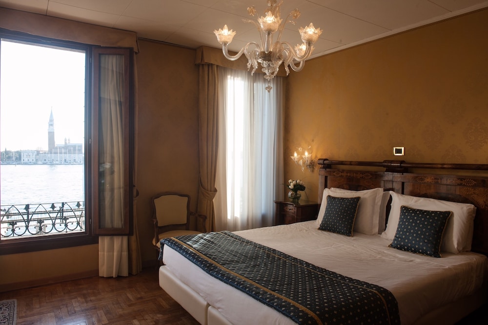 DELUXE, DOUBLE BED, LAGOON VIEW