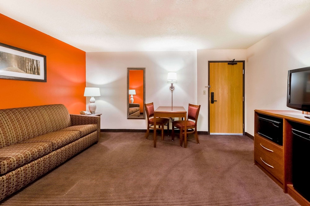 AmericInn by Wyndham Chamberlain Conference Center 16/31