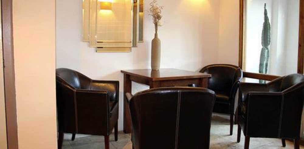 The Coach House 17/32