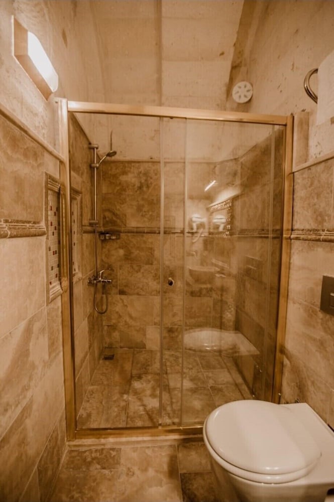 Royal Cave Hotel 56/58