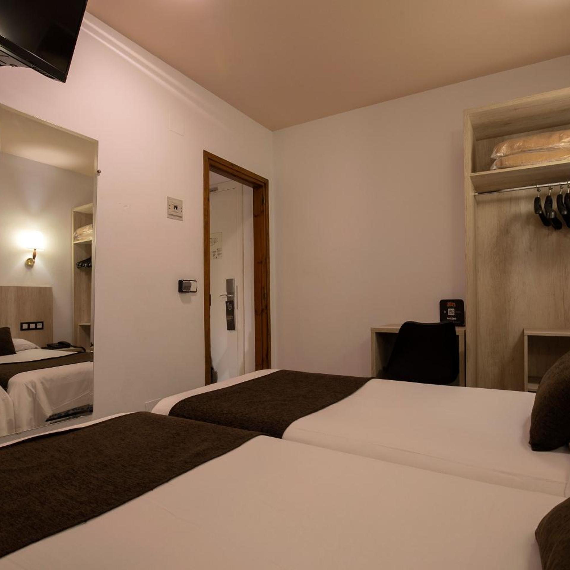 Interior, Quadruple, Single Bed