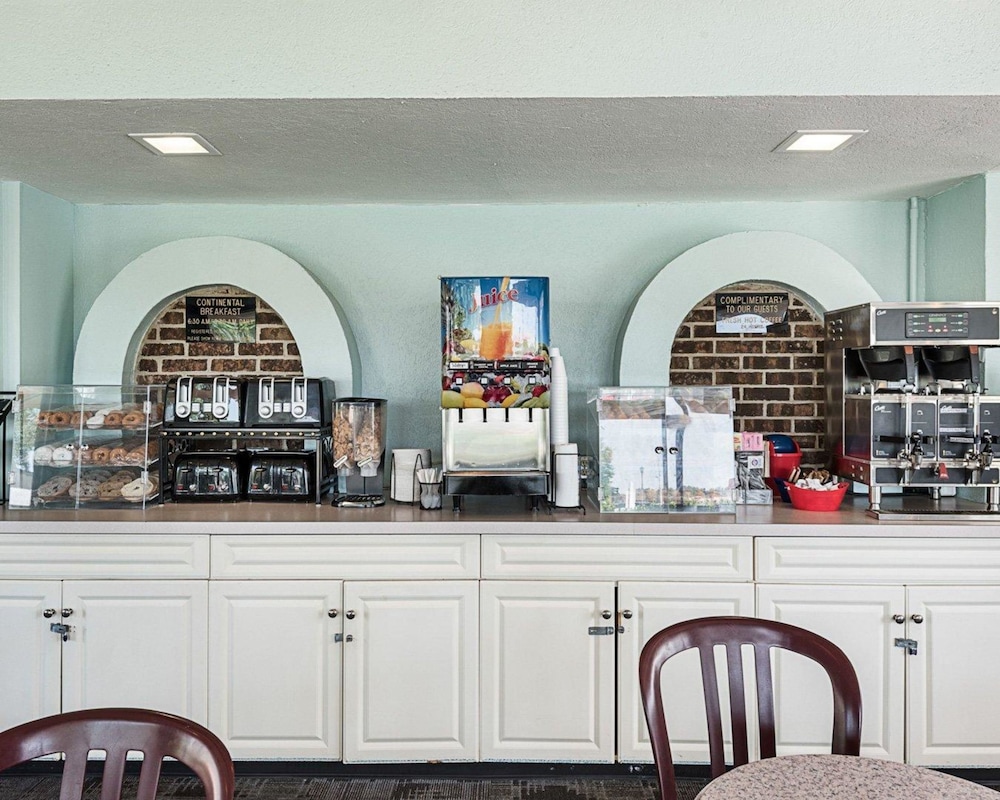 Econo Lodge Inn and Suites Resort Rehoboth Beach 31/42