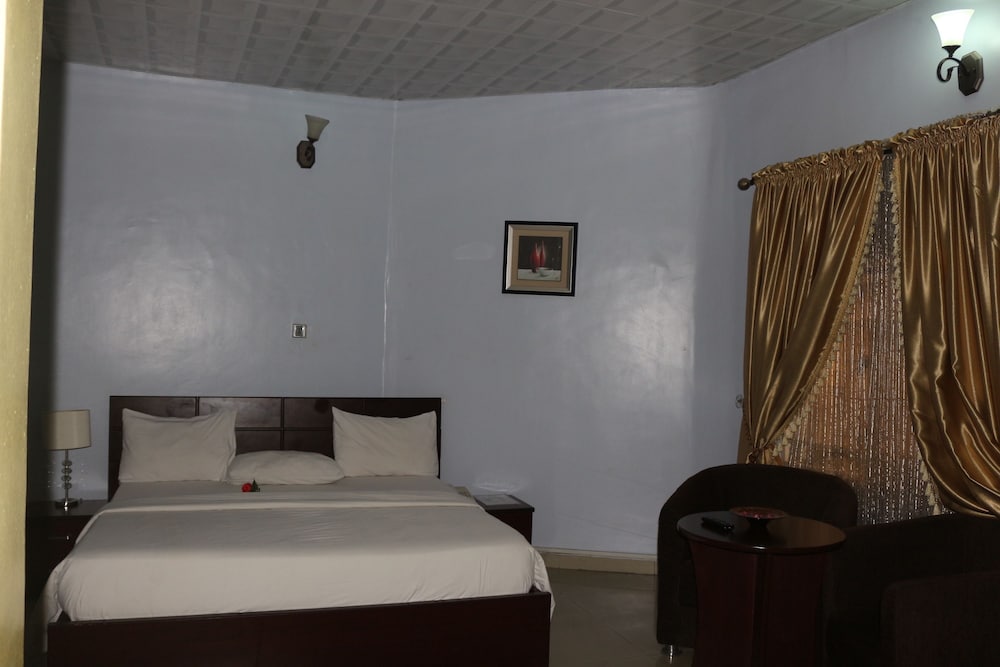 Albert Suites 6/19