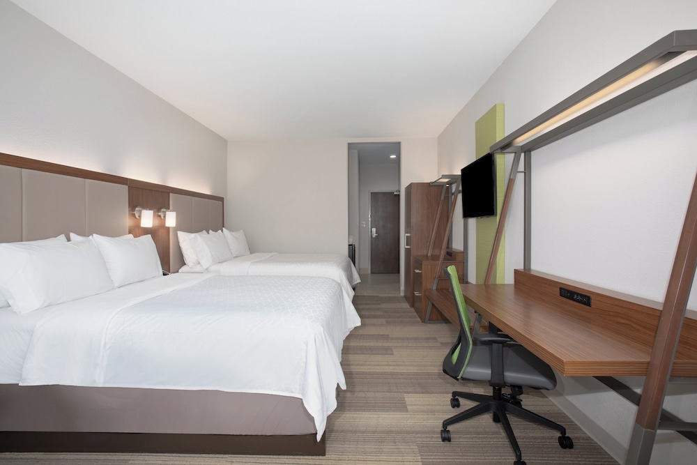 Standard, 2 Queen Beds, Extra Floor Space