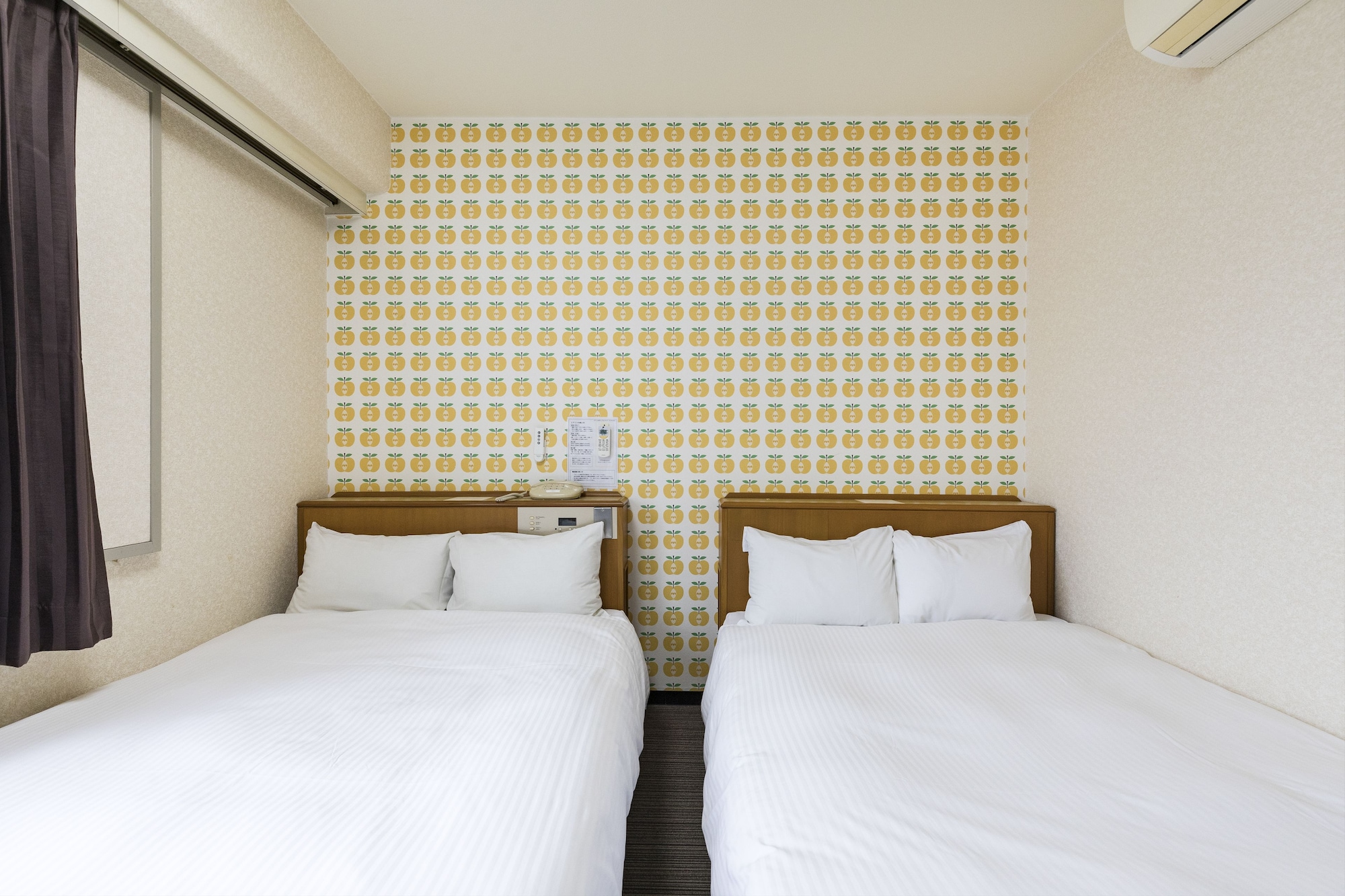 ROOM, TWIN BEDS, SMOKING