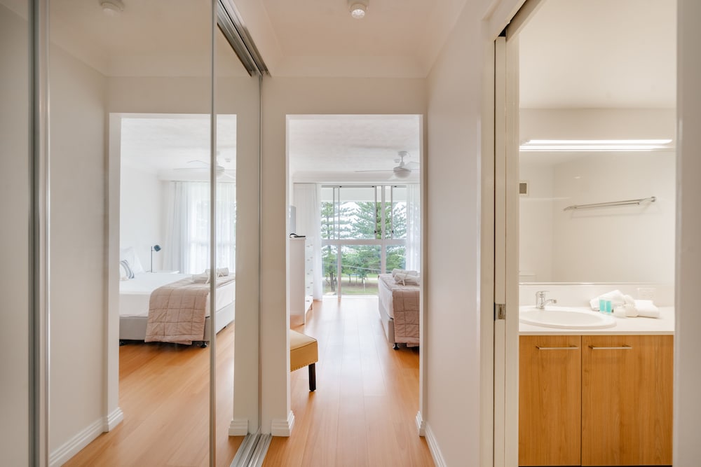 CASHELMARA BEACHFRONT APARTMENTS 10/28